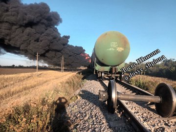 另一方面，烏克蘭也派遣無人機，對俄軍在扎波羅熱州的燃料列車發起襲擊，導致該輛列車起火燃燒。   圖：翻攝自 @NOELreports X 帳號