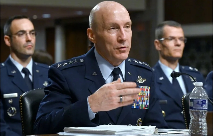 美國空軍參謀長大衛·W·奧爾文（David W. Allvin）將於今年 11 月 1 日退休，其任期僅持續 2 年，較常規 4 年任期縮短一半。   圖 : 翻攝自US AirForce