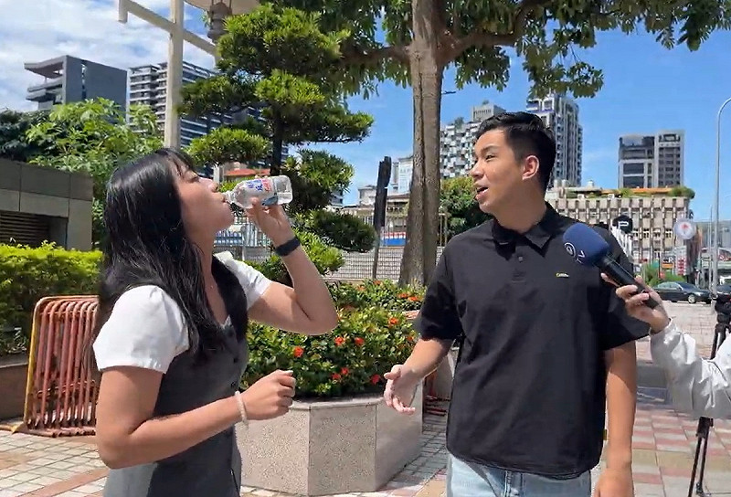 國民黨發言人楊智伃當場喝下陳聖文帶來的水。   圖：國民黨/提供