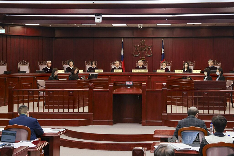 呂姓男子確診COVID-19無法參與民國111年九合一大選暨修憲複決公投，提告遭判敗訴後轉而聲請裁判憲法審查，憲法法庭20日裁定不受理。（中央社檔案照片）   