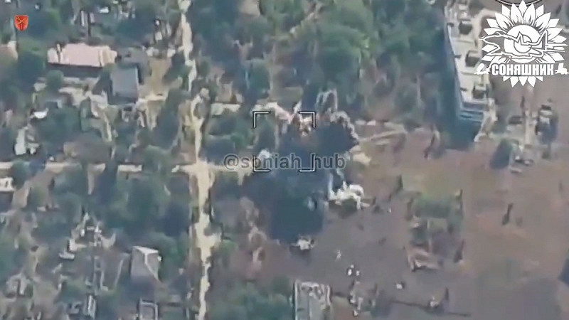 烏軍近期加強對俄軍陣地的打擊力度，一座位於烏東地區的俄軍基地甚至遭到烏克蘭米格-29 戰機以 AASM 「鐵鎚」導引炸彈襲擊。   圖：擷取自 @front_ukrainian X 分享影片