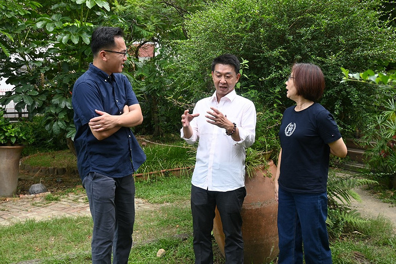 林智鴻(左)及黃飛鳳(右)正面表態力挺許智傑(中)參選高雄市長。   圖：孫家銘翻攝
