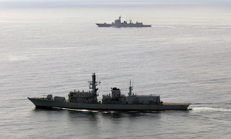 英國23型巡防艦「里奇蒙號（F239）」（前）VS.解放軍052D型飛彈驅逐艦「焦作號（舷號163）」（後）。圖為中艦2024年7月經英吉利海峽，英艦監控。   圖：翻攝Royal Navy