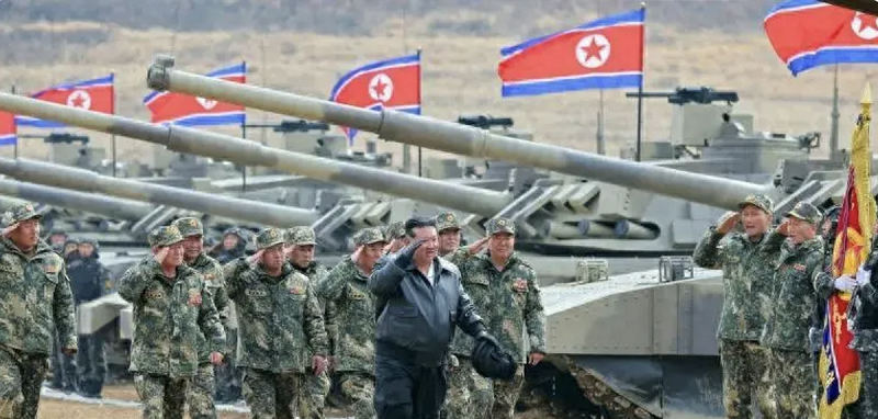 烏克蘭軍事情報局局長布達諾夫（Kyrylo Budanov） 14 日接受《日本時報》專訪時表示，北韓計劃向俄羅斯提供 50 至 100 輛裝甲車輛，其中包括其最先進的「天馬-2」主戰坦克。   圖：翻攝自 藍星筆記