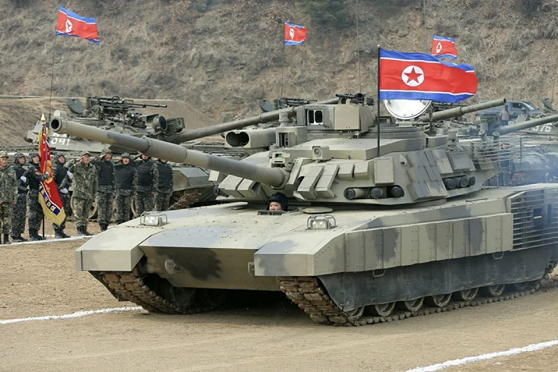 俄軍本身仍擁有大量 T-72B3、T-80 及少量 T-90M 主戰坦克，北韓裝甲更多將作為機動支援與火力補充，其真正戰略意義在於北韓得以藉此檢驗「天馬-2」性能，並累積實戰經驗。   圖：翻攝自 藍星筆記
