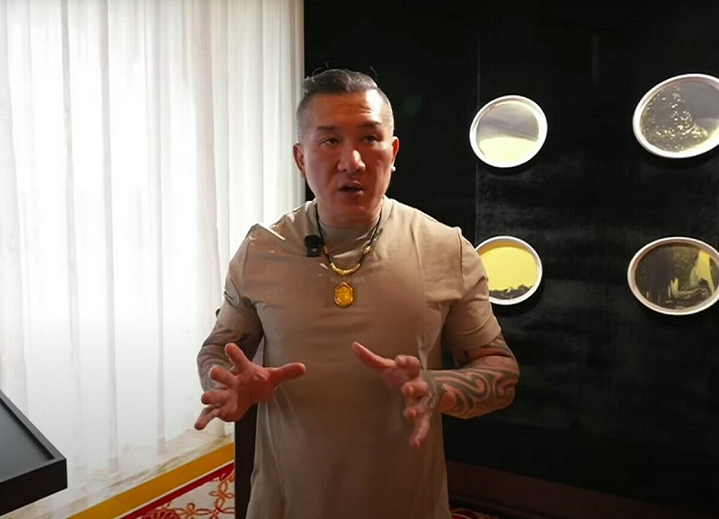 館長近日透露，團隊已經規劃好返台的下一步動向，就是要揭開台灣的「真面目」給中國的「同胞們」看。   圖：翻攝自館長直播