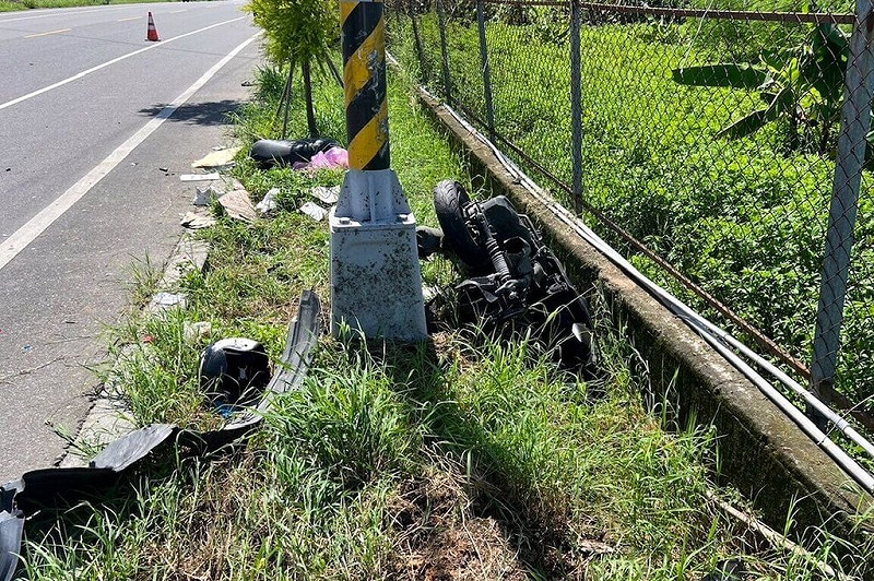 23歲王姓男子日前駕車在中埔鄉道追撞同向機車，造成7旬騎士送醫不治，警在王男車上查扣到毒品喪屍煙彈涉嫌毒駕；遭追撞機車幾乎解體，可見撞擊力道大。（警方提供）中央社記者黃國芳傳真　114年8月20日   