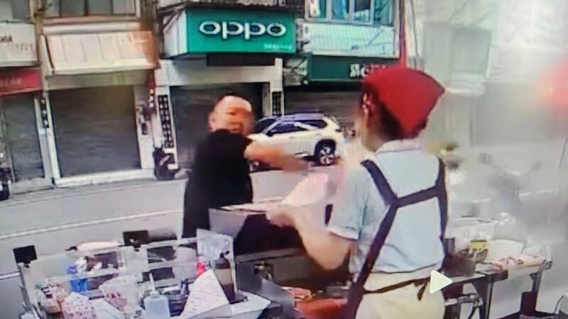 新竹市李姓男子醉酒向早餐店借廁所遭拒，一怒之下砸店、毆打店員。   圖：警方提供