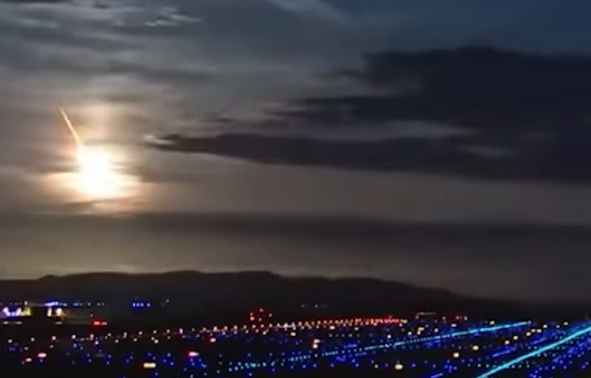 本多地昨(19)日民眾昨夜驚見 「詭異火球」劃破夜空。   