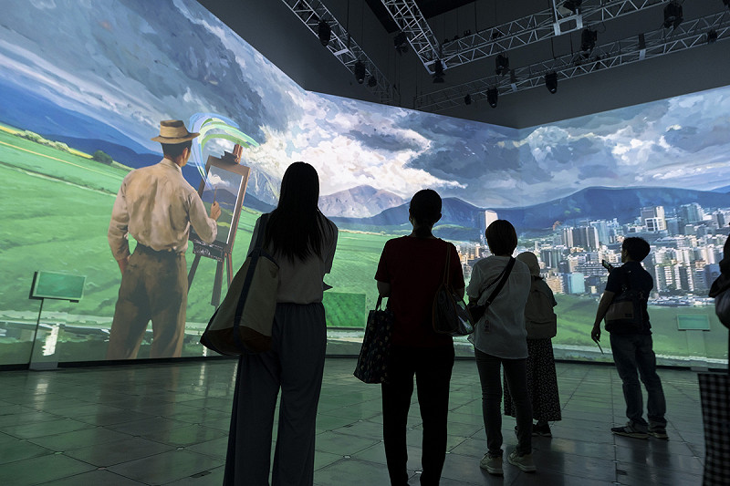 「臺灣本色」展區利用影像技術演繹臺灣藝術家筆觸與色彩，呈現臺灣近代的歷史記憶及山海地貌，讓世界看見臺灣的自信與韌性。.   圖：文化部/提供