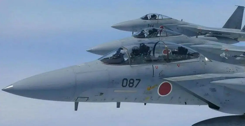 文章認為，日本空中力量由 F-2 與 F-15 戰機組成，並裝備美國 F-35；中國則有殲-11、殲-15 及殲-20 等機型。作者評估，中日空中力量差距有限，最終勝負可能取決於飛彈性能與作戰技能。圖為 F-15。 圖:翻攝自搜狐網