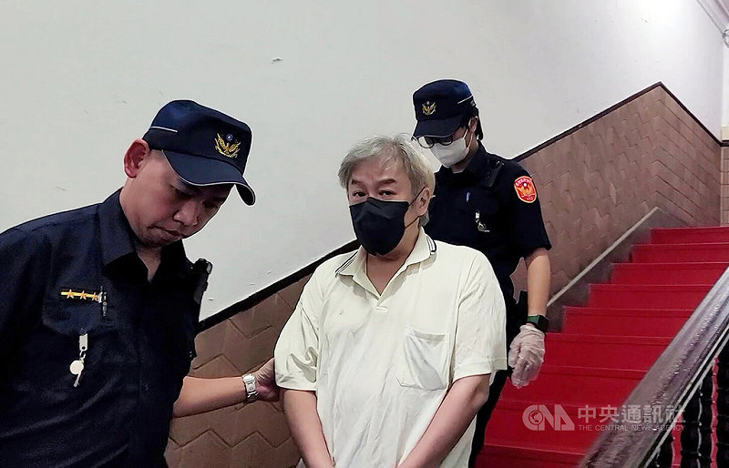 遠東航空董事長張綱維（前中）涉掏空遠航案，因羈押期限將滿，台灣高等法院20日提訊張綱維，就有無必要延長羈押，聽取檢辯及張綱維說法。中央社記者謝幸恩攝　114年8月20日   