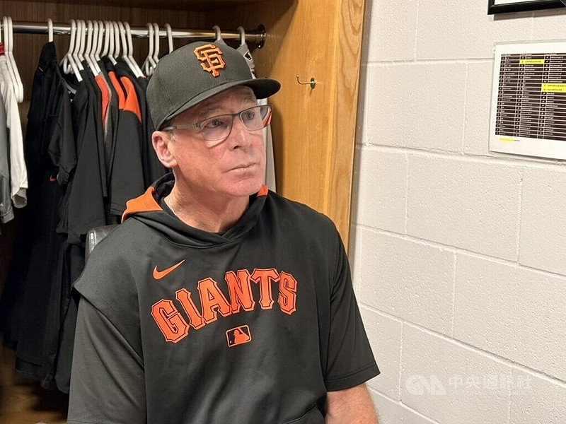 美國職棒舊金山巨人隊總教練梅爾文（Bob Melvin）19日回答中央社記者提問，對於台灣投手鄧愷威下一場比賽是否仍有先發機會，他表示：「現在比賽剛打完5分鐘，我還不知道」。中央社實習記者周順興聖地牙哥攝 114年8月20日   