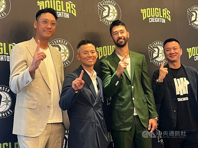 台灣「微笑射手」簡浩（右2）20日正式執掌福爾摩沙夢想家兵符，他接受媒體聯訪時透露，希望效法美國職籃NBA傳奇教頭波波維奇（Gregg Popovich），打造信任文化。中央社記者陳容琛攝　114年8月20日   