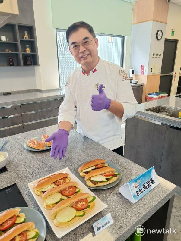 吳教練的「飛天豬潛艇堡」以嚴選大安新鮮豬五花製作滷香控肉，並搭配大安產銷履歷米磨成米穀粉製作麵包夾心體，打造口感獨特且具有地方認同感的米穀堡，表現出台式風味與漢堡文化的融合。   圖：唐復年/攝