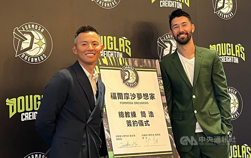 日前宣布退役的台灣「微笑射手」簡浩（右），20日正式接下台灣職業籃球大聯盟（TPBL）福爾摩沙夢想家隊兵符，總經理韓駿鎧（左）認為，簡浩是目前最適合的人選。中央社記者陳容琛攝 114年8月20日   