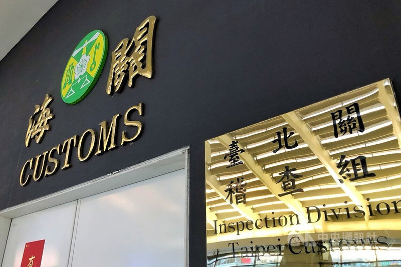 桃園國際機場近日陸續發生3起疑走私毒品入境遭海關攔查逃跑事件，其中一案犯嫌還動手毆打海關人員，最後都被制伏。中央社記者吳睿騏桃園機場攝  114年8月20日   