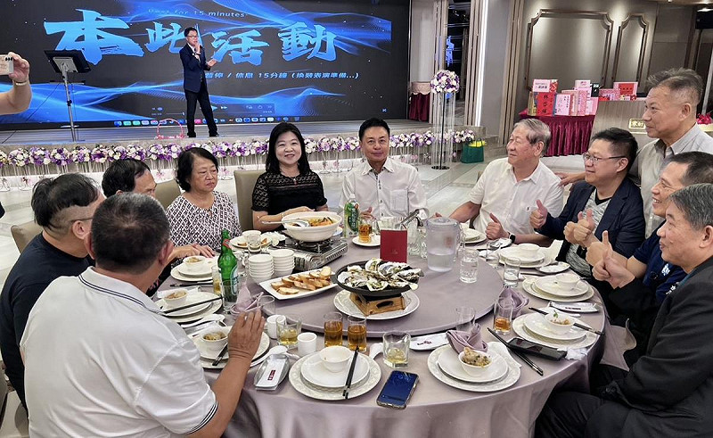 高雄市百貨商業同業公會會員一致支持顏鳳冠(中)連任理事長。   圖：高雄市百貨商業同業公會/提供