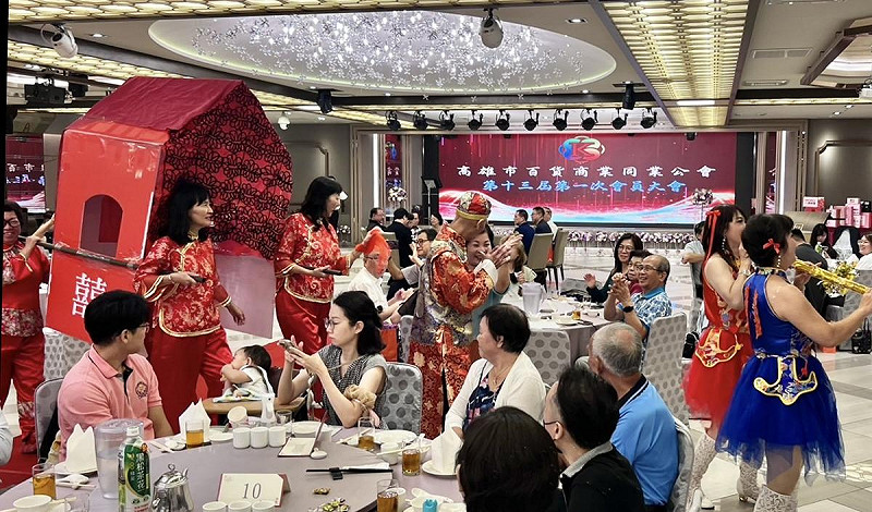 高雄市百貨商業同業公會以辦喜事的心情舉辦年度會員大會。   圖：高雄市百貨商業同業公會/提供