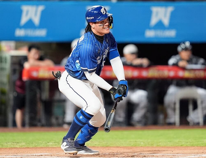 中華職業棒球大聯盟富邦悍將隊野手張育成（圖）20日例行賽單場敲出4支安打，包含本季第8支全壘打，包辦3打點、2得分，助悍將以9比1擊退樂天桃猿隊。（富邦悍將提供）中央社記者楊啟芳傳真  114年8月20日   