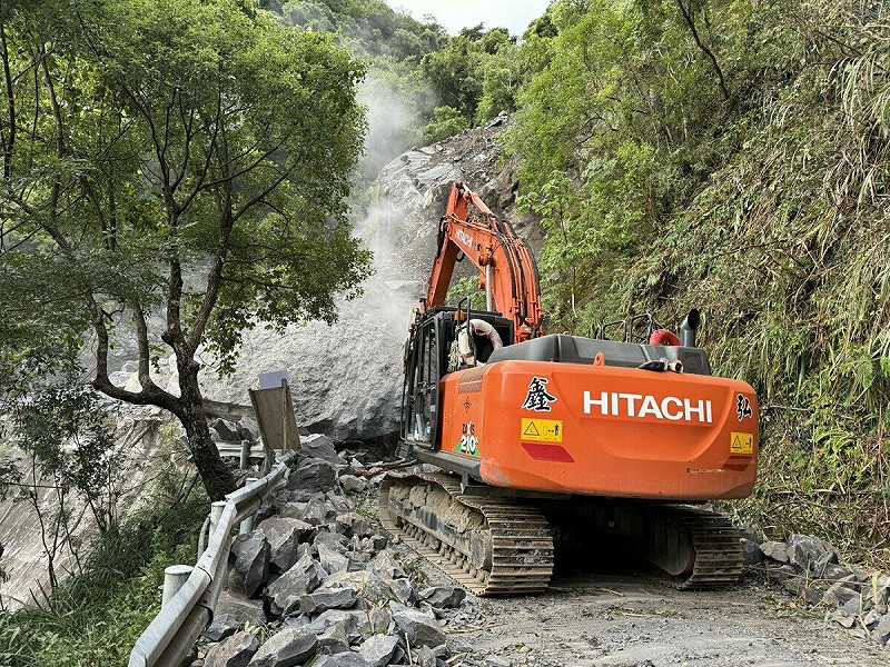 桃園復興區的台7線33k榮華橋段凌晨2時因落石坍方，造成雙向阻斷無法通行。   圖：公路局／提供