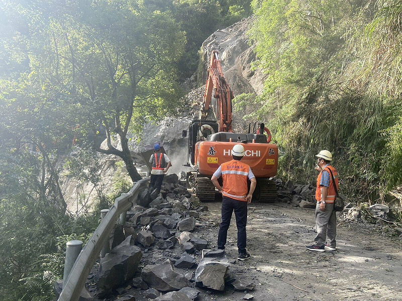 桃園市復興區的高義里、三光里及華陵里受台7線坍方影響，今日停班停課。   圖：公路局／提供