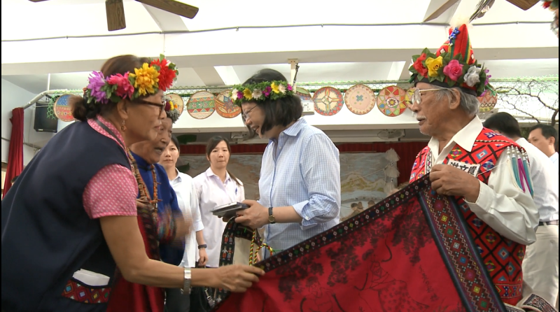 蔡英文總統特別感謝普悠瑪部落婦女會會長林清美，奉獻自己一輩子的時間於文化語言的推廣與傳承。   圖：總統府提供影片截圖
