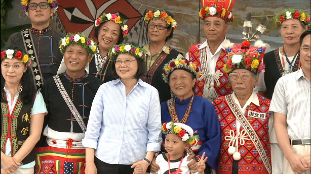 蔡英文總統今(17)日前往台東縣參訪「普悠瑪部落」，實地瞭解卑南族群文化及族語學習環境。   圖：總統府提供影片截圖