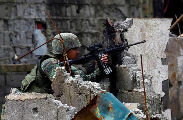 菲律賓參謀總長安紐（Eduardo Año）發布聲明，稱經過5個小時激烈戰鬥，16日在馬拉韋市（Marawi）奪回巴托清真寺（Bato Mosque）和馬拉韋伊斯蘭團體基金會（Jamaitul Islamiya Marawi Foundation）的會所。   圖：達志影像/路透社