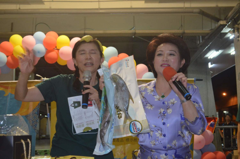 嘉義市議會議長蕭淑麗（右一）客串魚貨拍賣官。   圖：蔡坤龍/攝