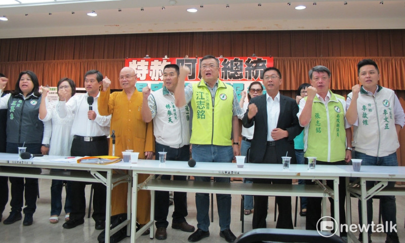 由6都8縣市組成的台灣地方議會特赦阿扁總統大聯盟今（18）日上午在台北市議會舉行「特赦阿扁總統提案連署報告」。   圖：林朝億/攝