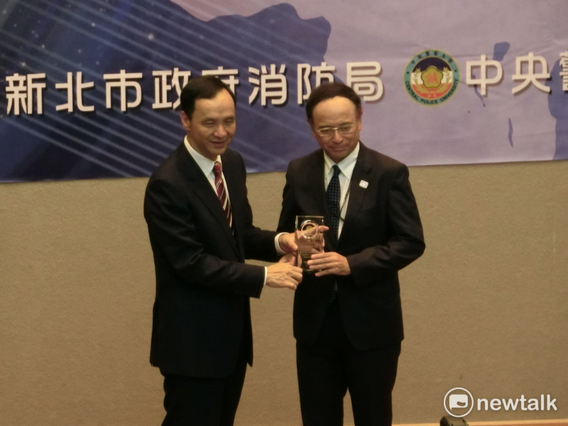 新北市辦「災害管理國際研討會」，邀請9位國內外災害防救機關首長專家，針對消防及災防各項議題進行研討與實務經驗分享，市長朱立倫也送上琉璃紀念品表示謝意。   圖：李書璇/攝