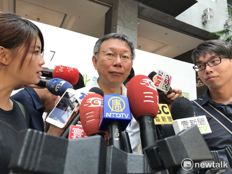 對於民進黨內部批評台北市長柯文哲已從墨綠變淺紅，柯文哲今（19）日說，「因為要抹黑柯文哲很困難，所以只好用抹紅的」。   圖：周煊惠 / 攝