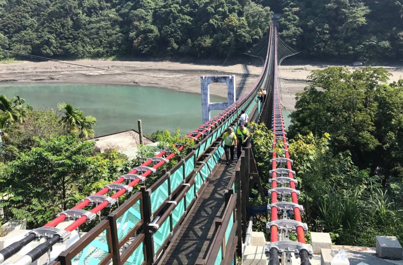 溪口吊橋串連角板山公園與溪口台地，全長303公尺，是全台最長的吊床式吊橋。   圖：桃園市政府/提供