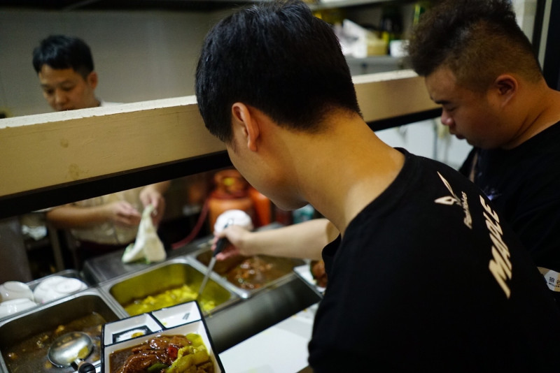 閃電狼在上海的日常伙食在Snake俱樂部內解決。   圖：閃電狼/提供