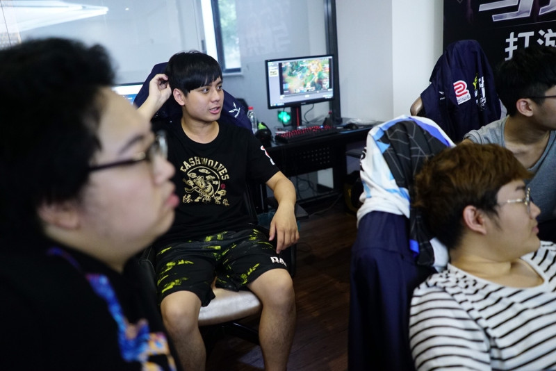 閃電狼在上海訓練場地是中國職業隊伍Snake eSports俱樂部的訓練室。   圖：閃電狼/提供