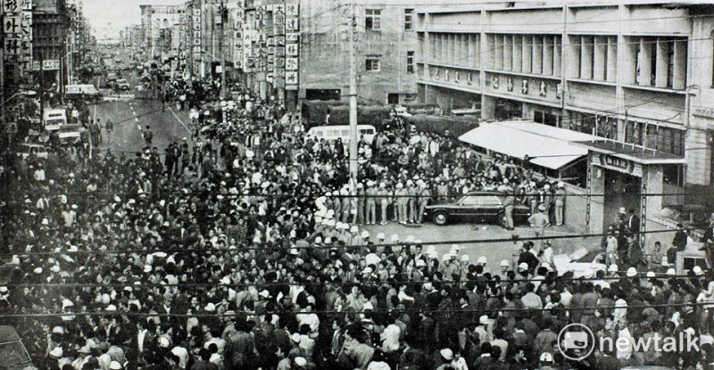 1977年縣市長選舉爆發「中壢事件」。晚上8點，國民黨對群眾開槍，造成兩名大學生死亡，一名少年重傷。   圖：張富忠/攝