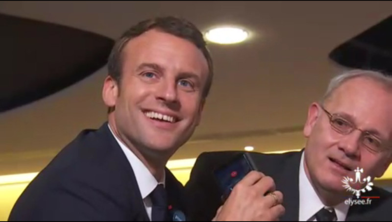 法國總統馬克宏（左）的手機號碼意外走漏，但助理稱該手機很少使用，目前也已停用。   圖：翻攝愛麗舍官網影片