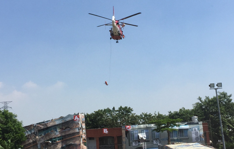 演練中直升機出動空中救援，投送物資。   圖：李書璇/攝