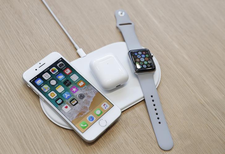 AirPower將能夠為Apple同時新產品，解決了過往需要一堆充電線的麻煩。   圖：達志影像/路透社