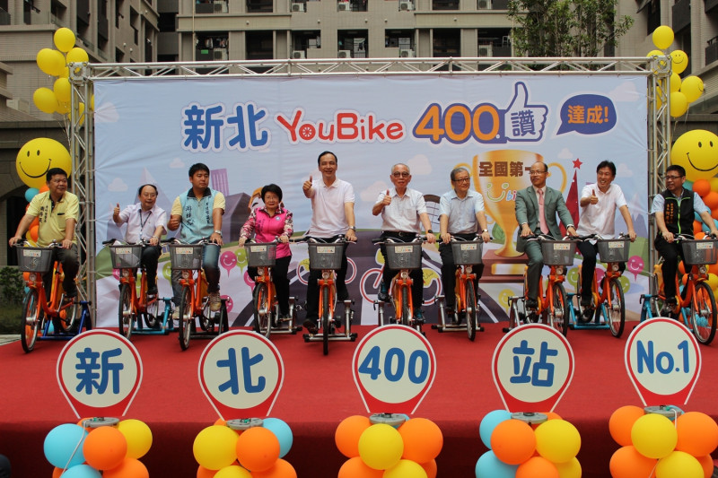 提供YouBike自行車的巨大機械表示，YouBike掀起共享單車旋風，也帶動騎自行車的休閒運動風氣。   圖：新北市政府/提供