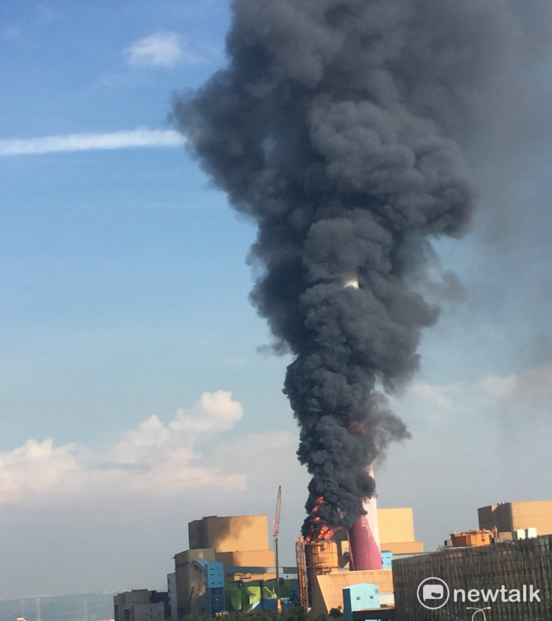 台中火力發電廠內今(21)日下午起火燃燒，濃煙直竄天際。   圖：民眾/提供