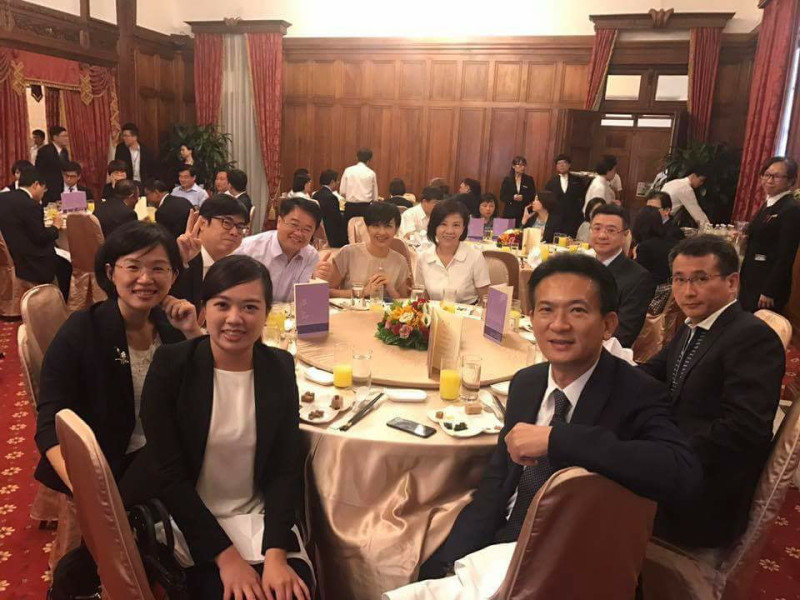 立法院22日開議，總統蔡英文今天中午在台北賓館宴請民進黨團立委。   圖：翻攝邱議瑩臉書