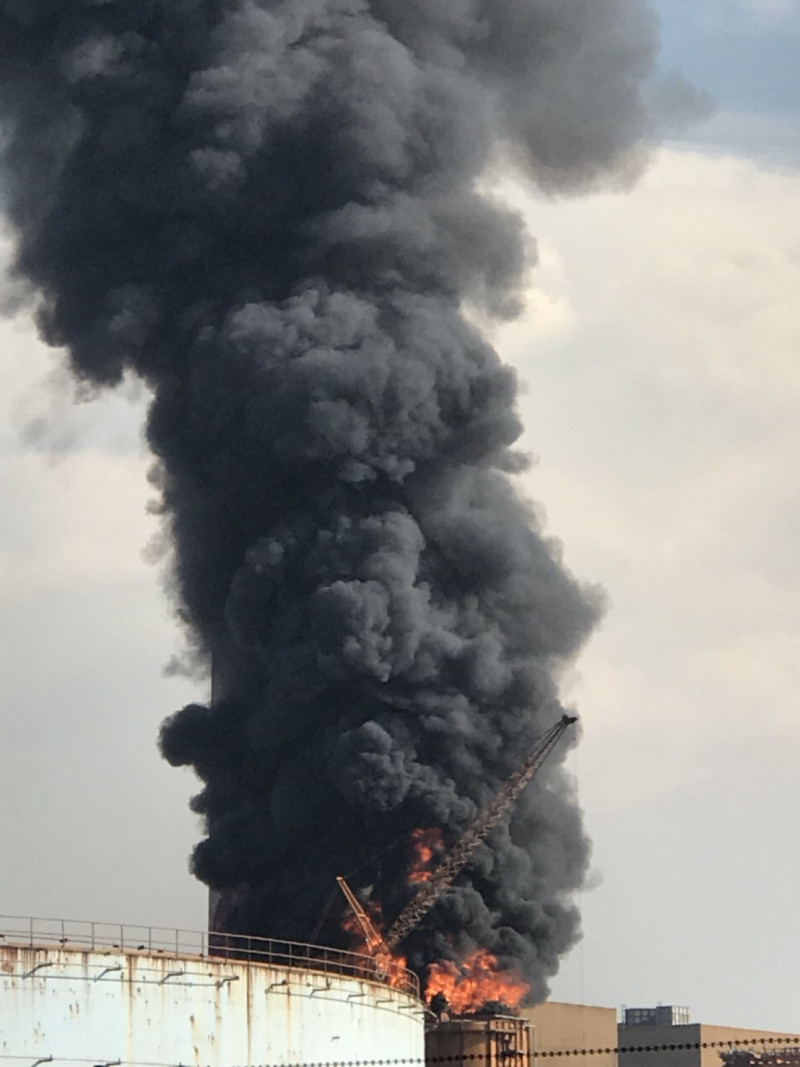 台中火力發電廠內今(21)日下午起火燃燒，濃煙直竄天際。   圖：民眾/提供