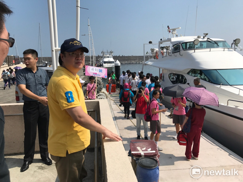 市長林右昌在岸邊看學生準備上船，   圖：周煊惠 / 攝