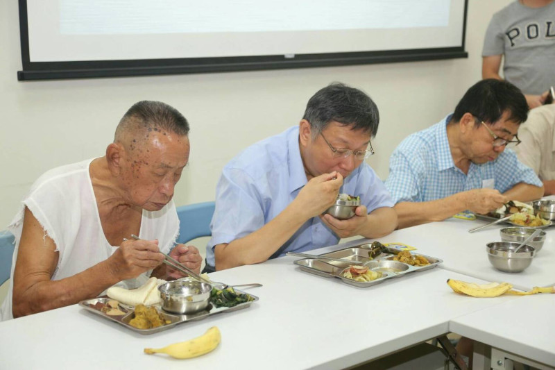 台北市長柯文哲（中）與長者共餐。   圖：台北市政府 / 提供