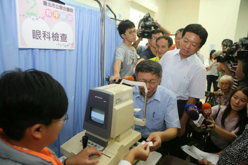 柯文哲進行眼科檢查。   圖：台北市政府 / 提供