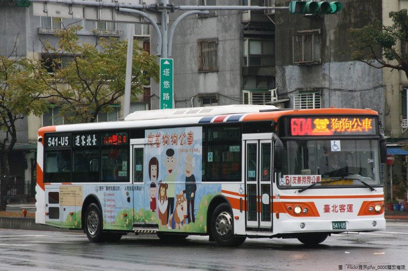 除了原本的5條路線，台北市狗狗公車第三階段又加開2條公車路線要服務汪星人市民！   圖：Flickr提供pfw_0000開放權限