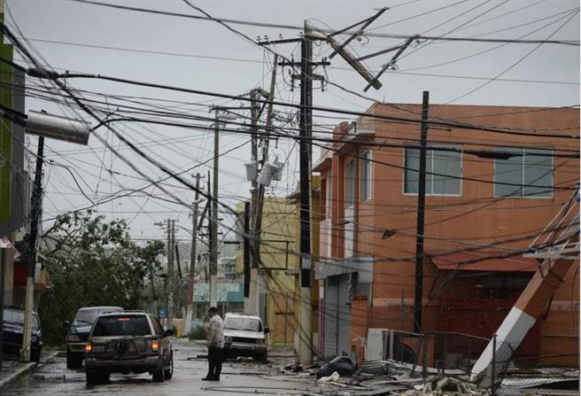 五級颶風嗎莉亞侵襲波多黎各，路上電線桿吹得東倒西歪，導致全島大停電。   圖：達志穎像/ 美聯社 提供