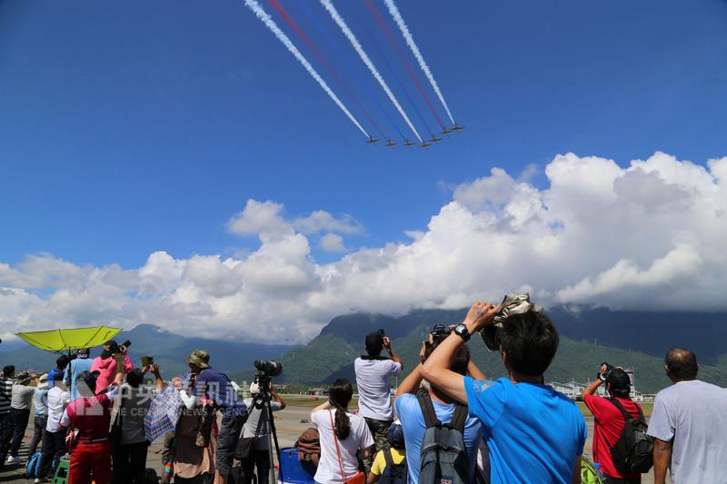 空軍雷虎小組7架AT3教練機23日上午從花蓮空軍基地升空，在天空噴出藍白紅3色彩煙，在藍天白雲襯托下，精彩壯觀，現場逾萬民眾歡呼連連，拿起相機拍不停。   圖 : 中央社